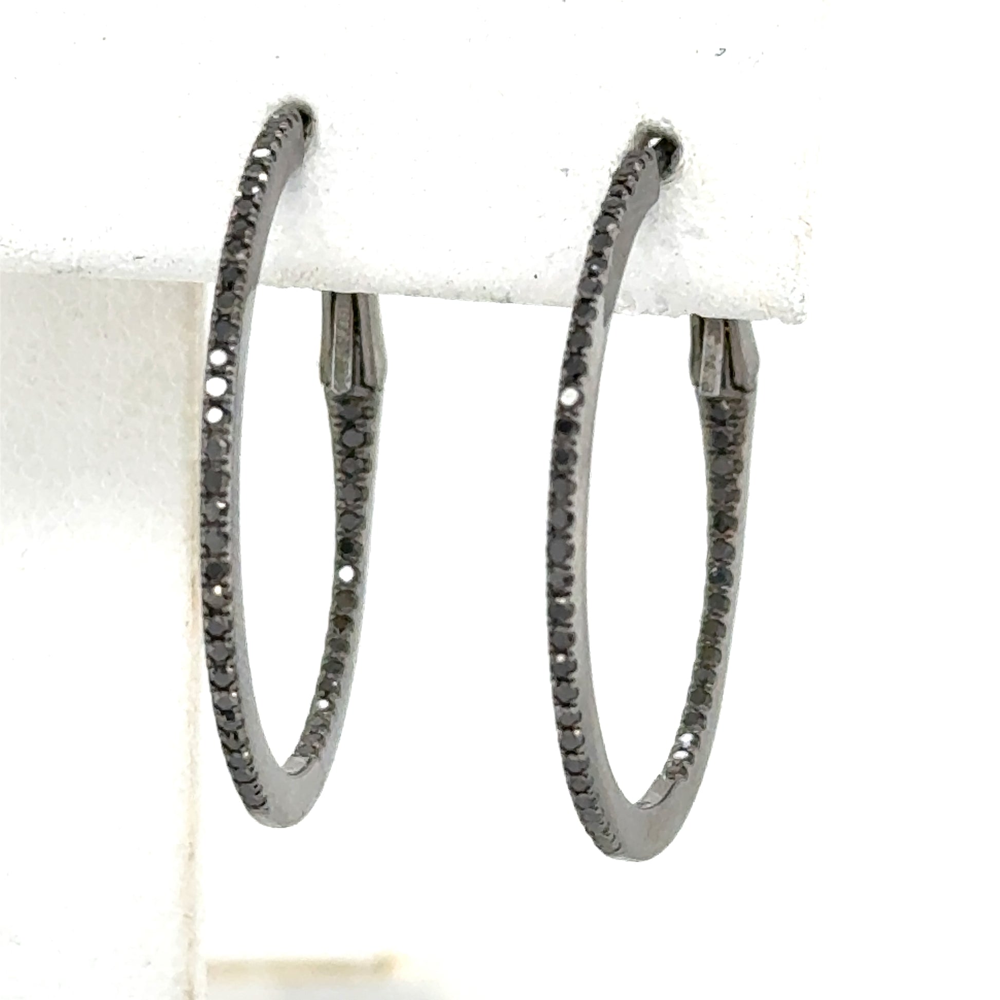 Inside-out hoop earrings in white gold with black rhodium and black diamonds.