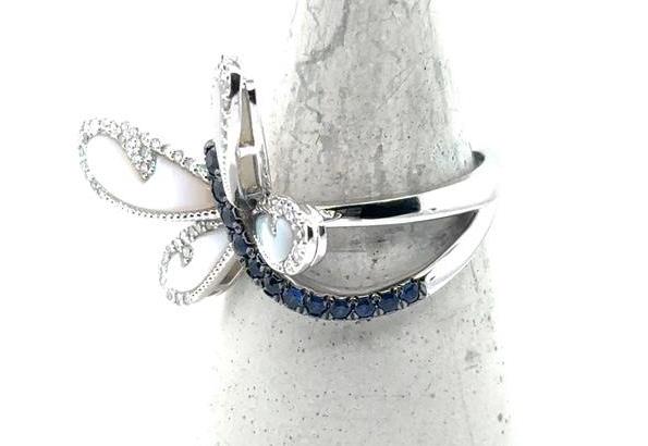 14K white gold split-band ring with diamond and sapphire dragonfly, mother-of-pearl wings.