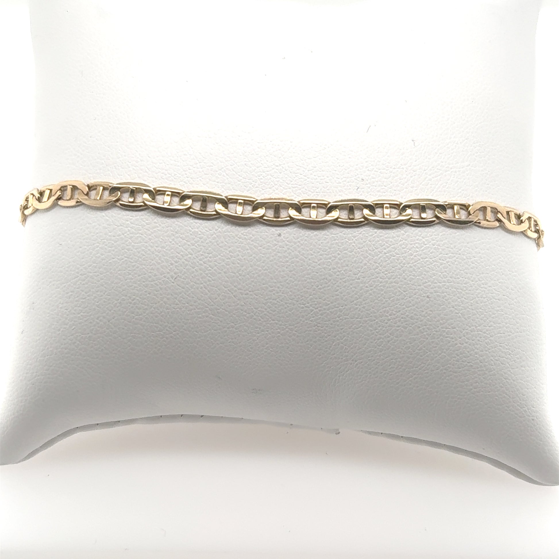 14K yellow gold anchor link bracelet with flat oval links and lobster clasp.