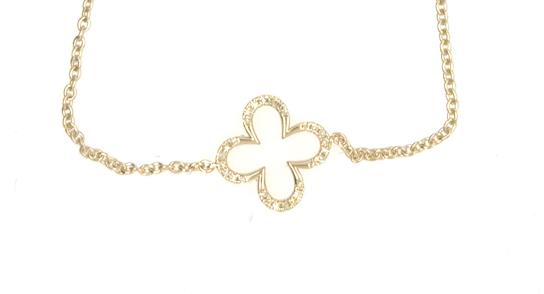 Yellow gold cable chain bracelet with an open clover motif outlined in diamonds.