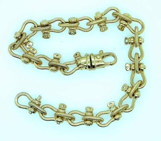 14K yellow gold shackle-link bracelet with textured links and swivel lobster clasp.