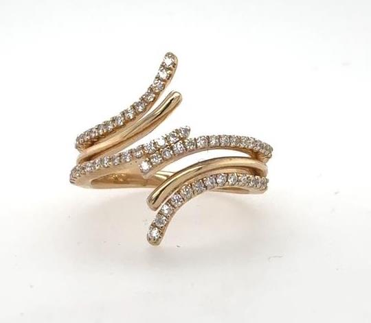Bypass ring in yellow gold with curved split bands pavé-set with diamonds.