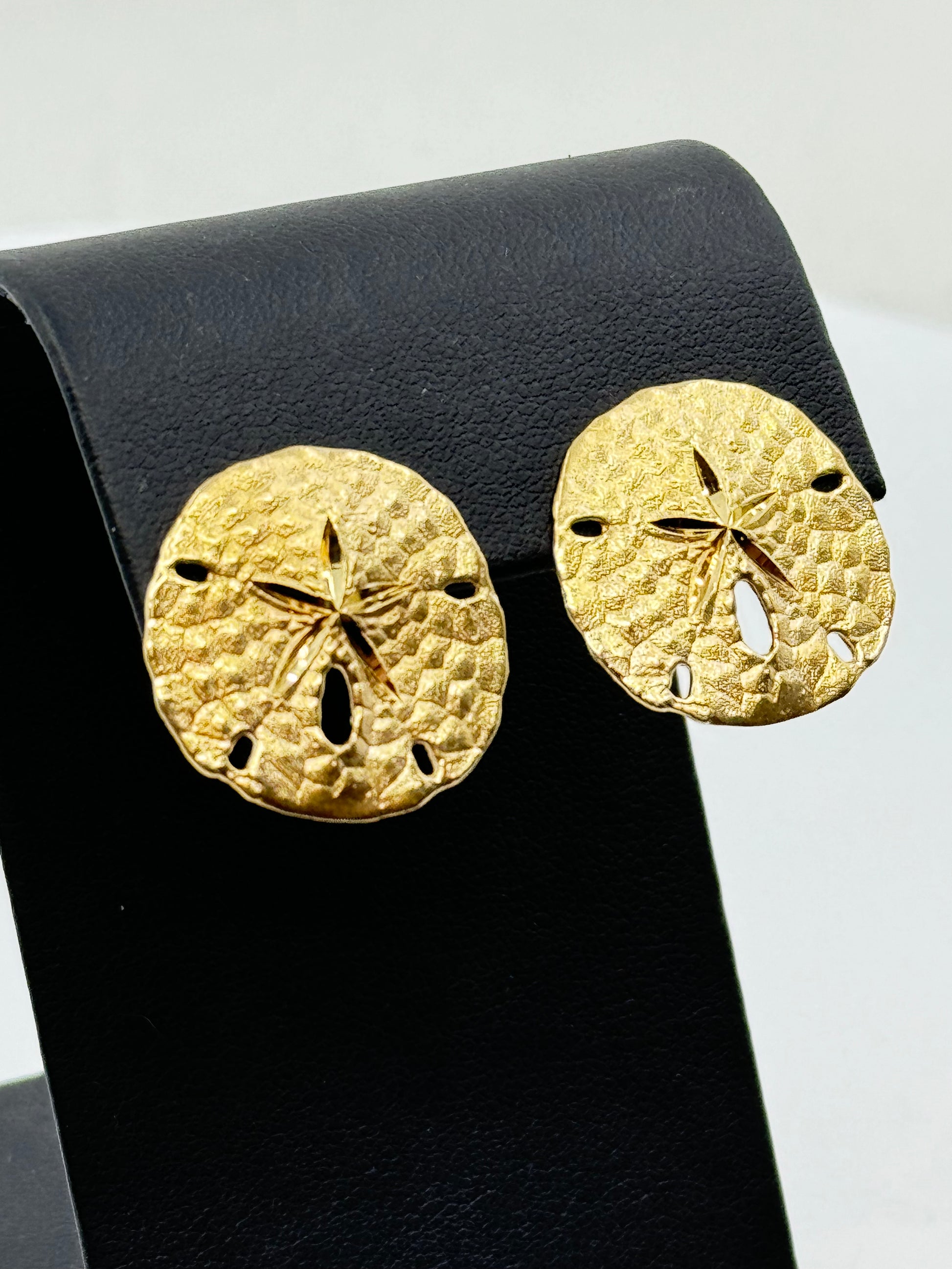 Textured 14K yellow gold sand dollar stud earrings with cutout detailing.