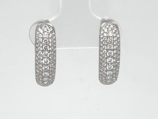 Oval 18K white gold hoop earrings paved with round brilliant diamonds.