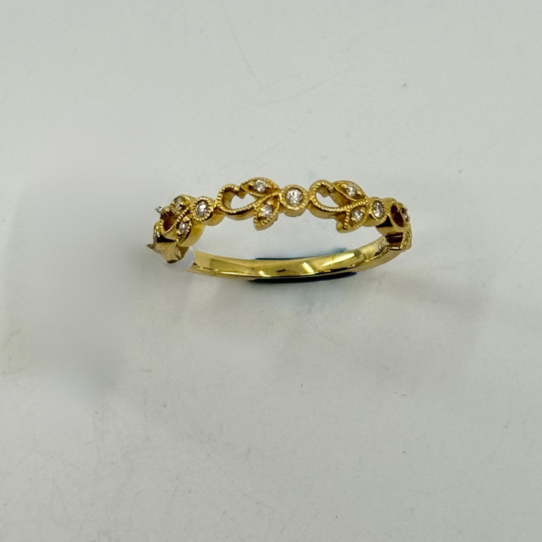 18K yellow gold stackable band with round diamonds in a vine-motif design.