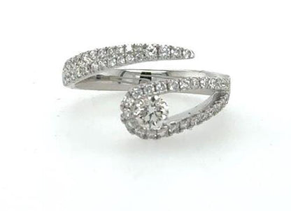 18K white gold bypass ring with pavé band and central round diamond.