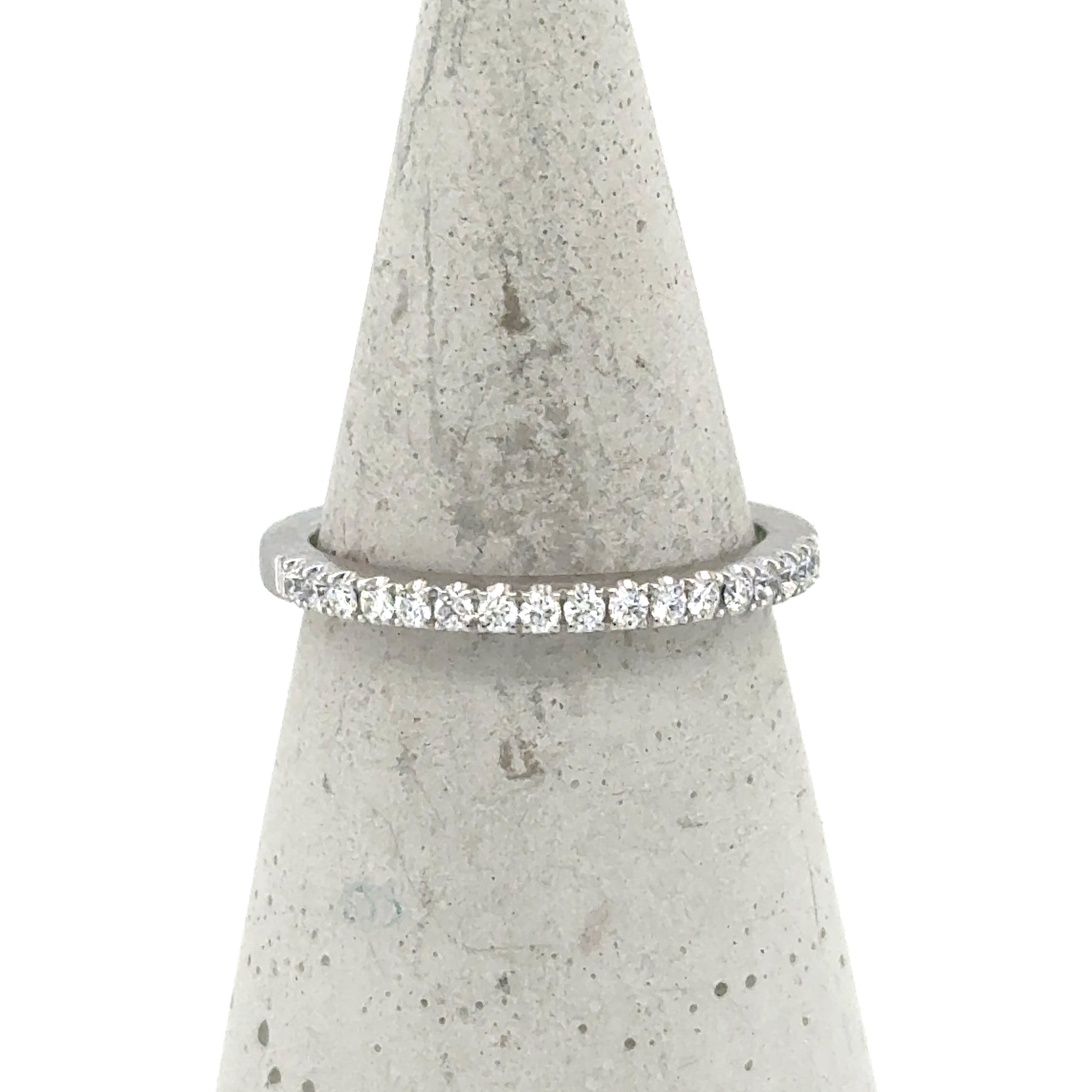 18K white gold band with a straight row of round diamond pavé.