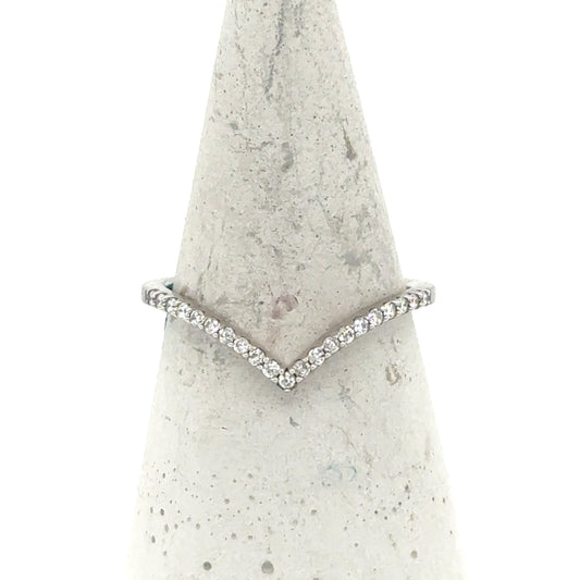 14K white gold chevron ring with pavé-set round diamonds on a V-band.